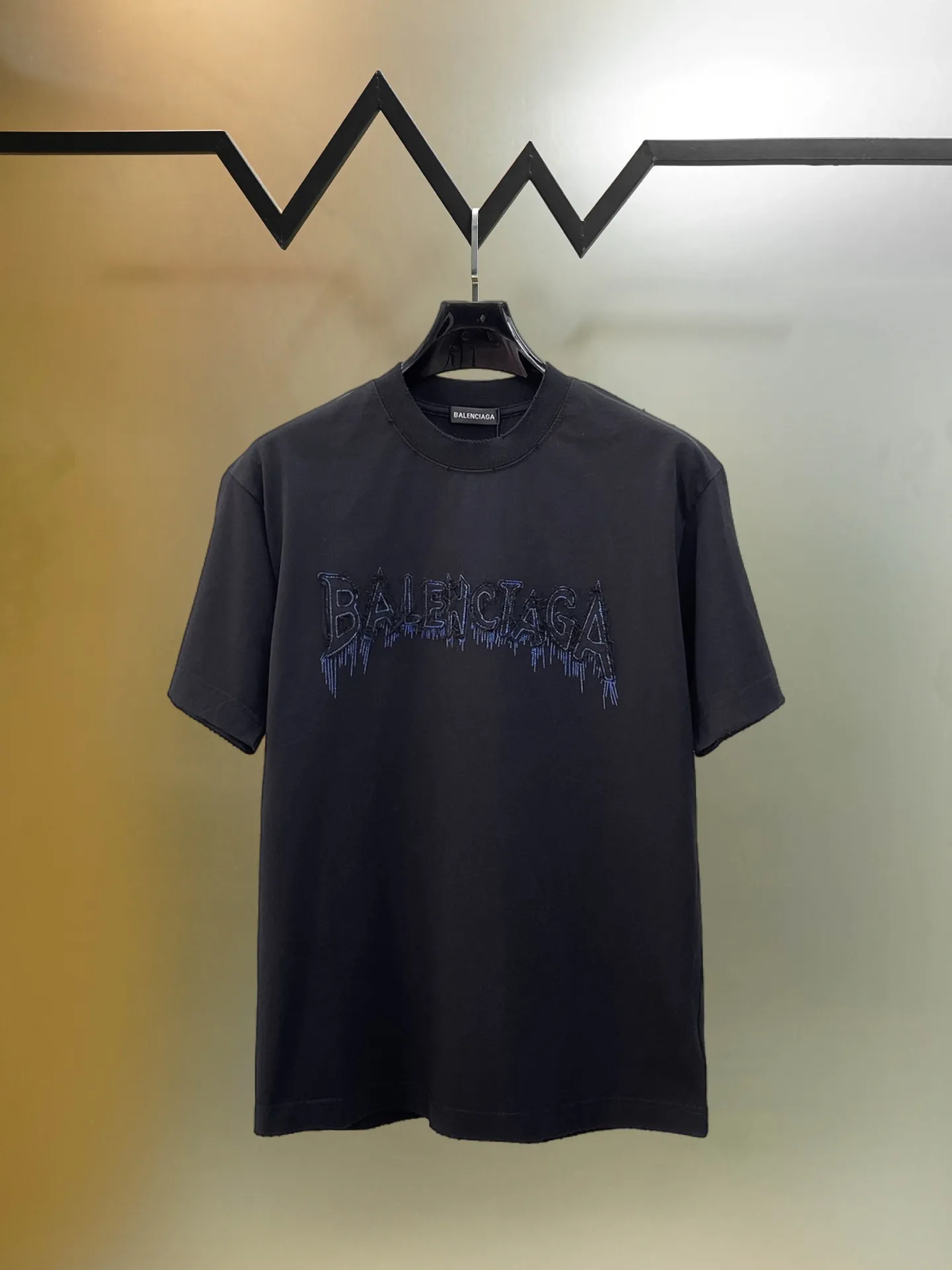 Balenciaga's high-end top-quality products 🐮2026 Spring and Summer New Arrival first counter, the latest New Arrival short-sleeved round neck T-shirt, Premium customized design, avant-garde and fashionable! Brand logo heavy craftsmanship design Premium customized 260g fabric. Soft to the touch. Comfortable to wear. Counter-level exquisite stitching. Fine workmanship. The upper body effect is incomparably handsome! A must-have item for men and women with the same style! Sizes: S~XXL When placing an order, please state your height and weight. The maximum wearing size is 210 pounds (one size larger)